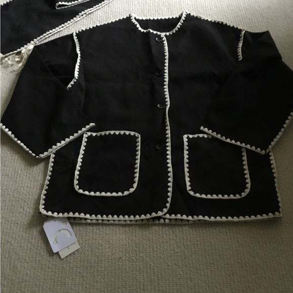 Commense Tops - Commense Black and White Trim Sweatshirt